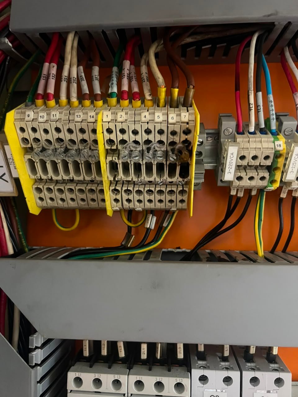 Painel elétrico industrial com bornes e disjuntores em manutenção