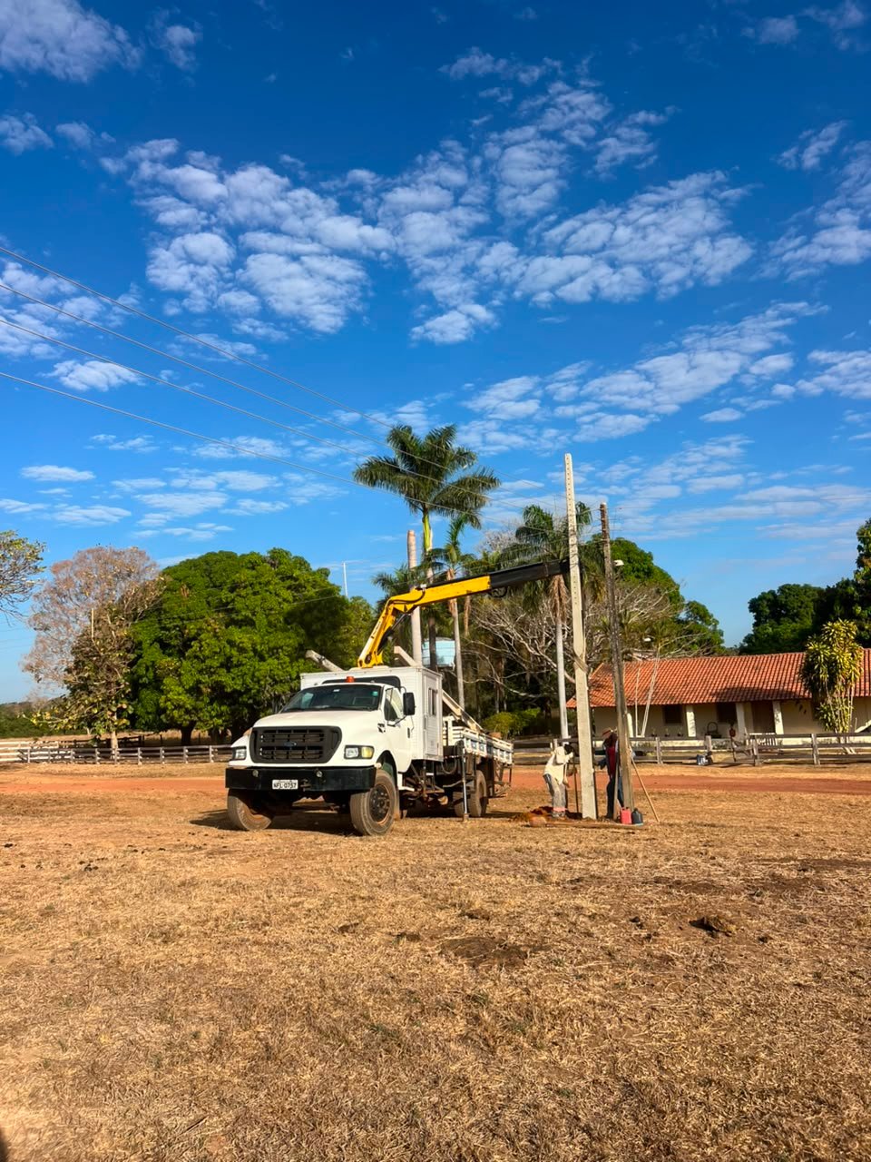 Caminhão Munck da IND FORÇA atendendo propriedade rural